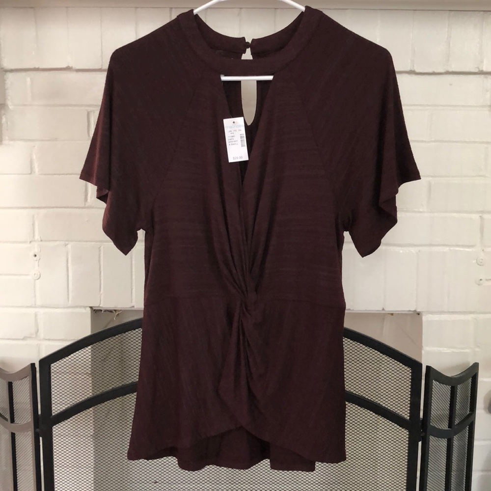 Maurices twist front, keyhole back top.